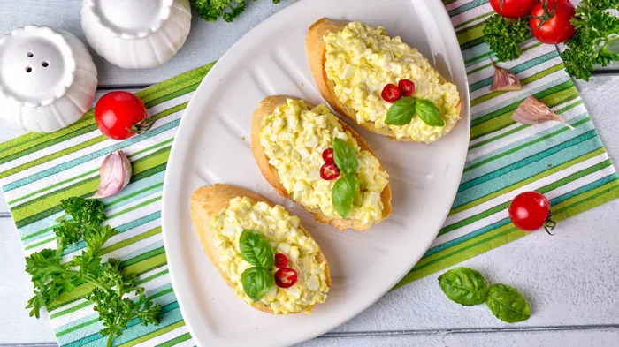 Яичный салат на гренках: идеальная закуска, когда гости уже на пороге