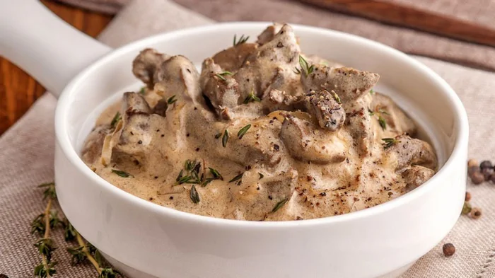 5 правил, чтобы сметана не сворачивалась во время тушения блюд