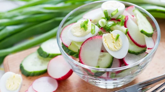 Салат из редиса с яйцом и огурцом: рецепт простого и полезного блюда