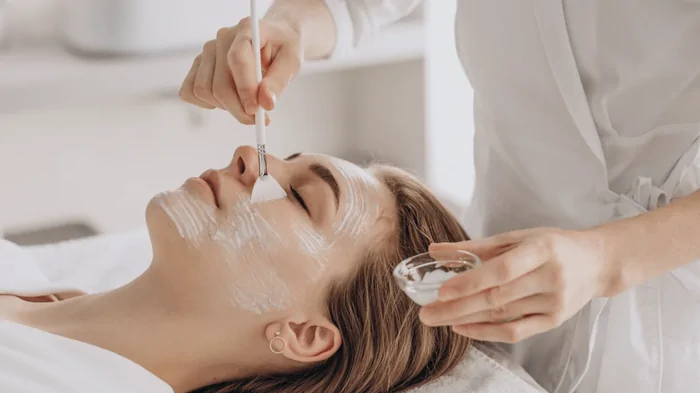 Косметолог сказала, по каким зонам действительно можно определить возраст женщины