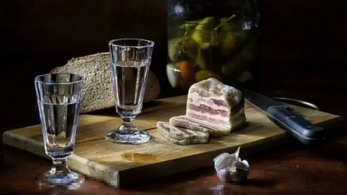 Вы будете удивлены: медики рассказали, почему алкоголь не стоит закусывать солеными огурцами