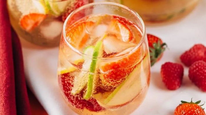 Белая сангрия: рецепт лучшего летнего коктейля Белая сангрия: рецепт лучшего летнего коктейля