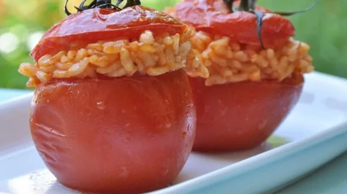 Запеченные фаршированные помидоры: рецепт вкусной сезонной закуски Запеченные фаршированные помидоры: рецепт вкусной сезонной закуски