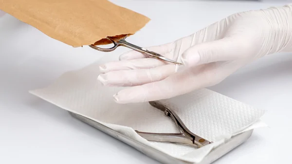 Преимущества использования крафт-пакетов в маникюре