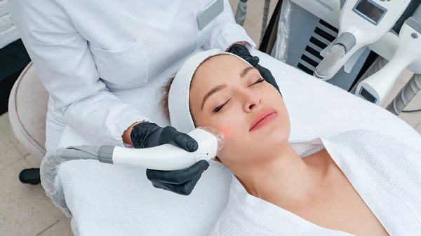 Чи болісна лазерна епіляція обличчя? Як зменшити дискомфорт?