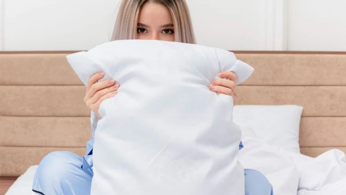 Способ, который поможет вывести желтые пятна пота с подушек