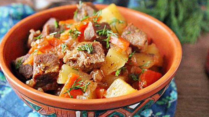 Секрет в специях и соусе: рецепт тушеной говядины с картофелем