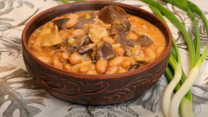 Тушеная фасоль с грибами в томатном соусе: рецепт сытного блюда Тушеная фасоль с грибами в томатном соусе: рецепт сытного блюда