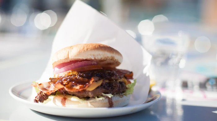 Бургер с говяжьей котлетой, беконом и карамелизованным луком Бургер с говяжьей котлетой, беконом и карамелизованным луком