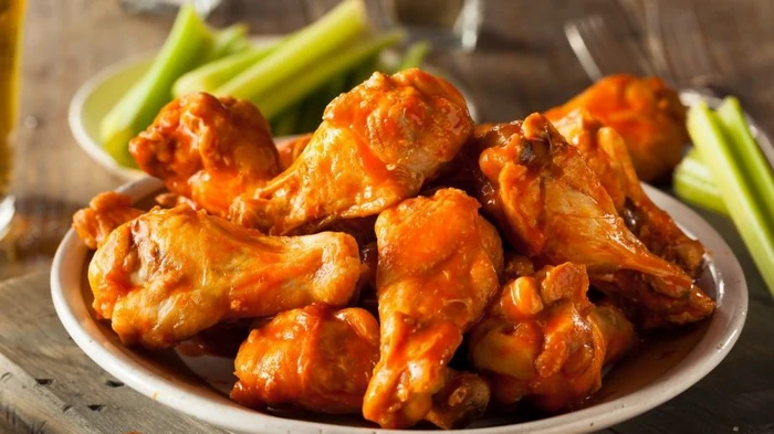 Куриные крылышки Баффало, запеченные в духовке: рецепт популярного блюда Куриные крылышки Баффало, запеченные в духовке: рецепт популярного блюда