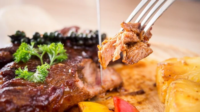 Свиные ребра с картофелем: оригинальный рецепт жаркого Свиные ребра с картофелем: оригинальный рецепт жаркого