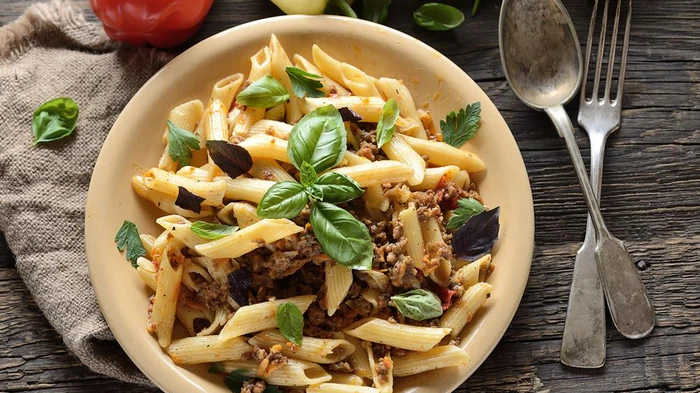 Вкусная сливочная паста из остатков курицы: простой ужин за 15 минут от BBC Good Food