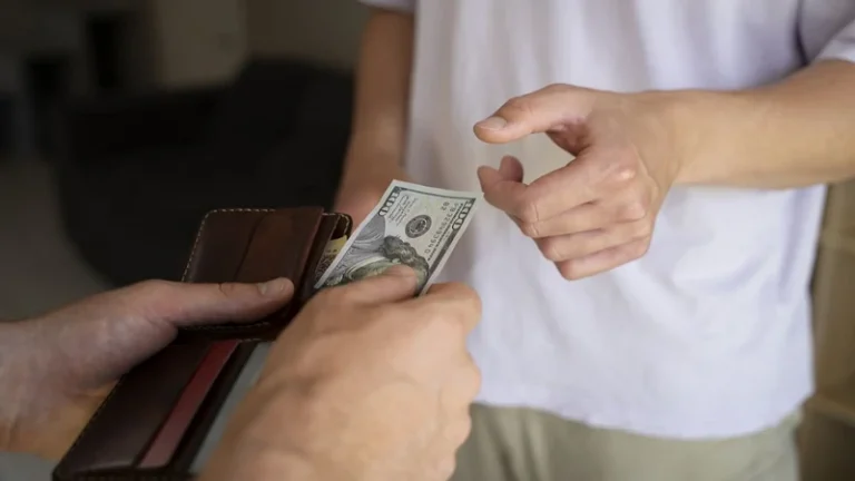 Как сказать «нет» семье и друзьям, которые просят денег: советы финансового эксперта Как сказать «нет» семье и друзьям, которые просят денег: советы финансового эксперта