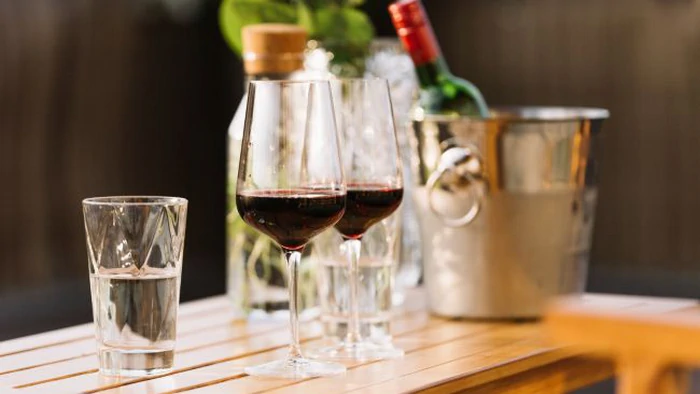 Польза или опасность: врач рассказала, стоит ли выпивать бокал вина за ужином Польза или опасность: врач рассказала, стоит ли выпивать бокал вина за ужином