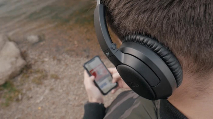 Наушники с шумоподавлением: кому они подойдут и как работают