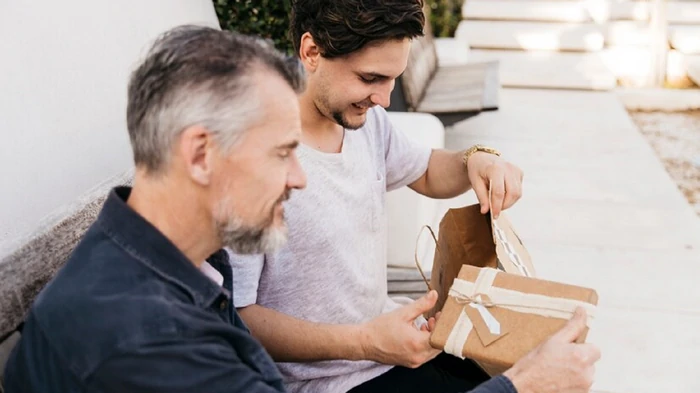 Как дарить подарки своим уже взрослым детям и нужно ли вообще это делать? Как дарить подарки своим уже взрослым детям и нужно ли вообще это делать?