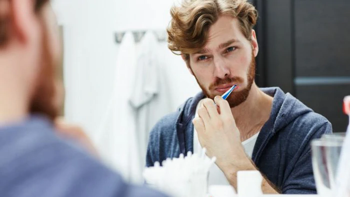 Стоматолог рассказала, почему зубы желтеют, даже если вы регулярно их чистите Стоматолог рассказала, почему зубы желтеют, даже если вы регулярно их чистите