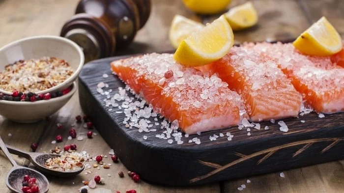 Слабосоленый лосось за 10 минут: интересный рецепт, который легко повторить дома Слабосоленый лосось за 10 минут: интересный рецепт, который легко повторить дома