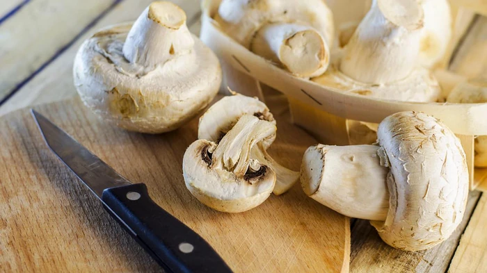 Эту часть у шампиньонов обязательно нужно срезать перед готовкой Эту часть у шампиньонов обязательно нужно срезать перед готовкой