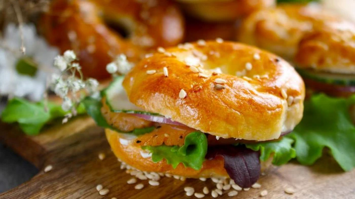 Бейгл с яйцом и пармезаном: рецепт вкусного завтрака