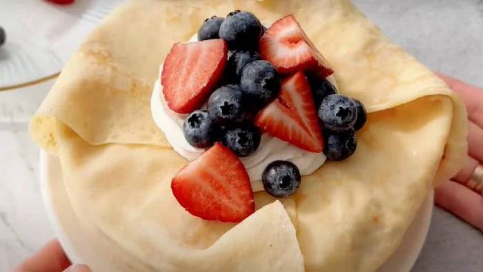 Ягодный торт из блинов без выпечки: готовится просто, а вкус — восхитительный