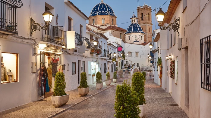 Названы 5 уютных пляжных направлений в Испании, где все еще рады туристам