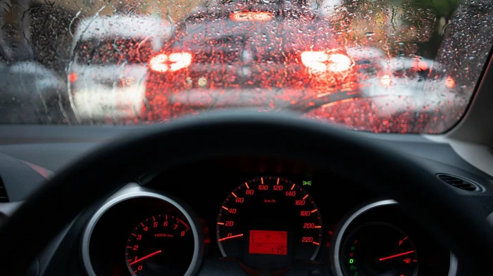 Как избавиться от конденсата на лобовом стекле машины: эксперт назвал копеечное средство