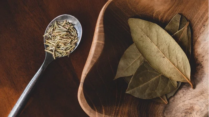 Зачем нужно класть лавровый лист в карман: запомните это на всю жизнь