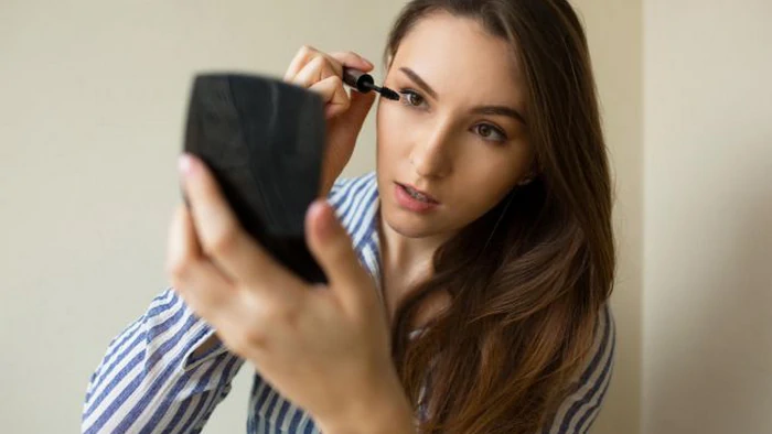 Дерматолог назвала 5 ошибок, которые приводят к чрезмерному выпадению ресниц