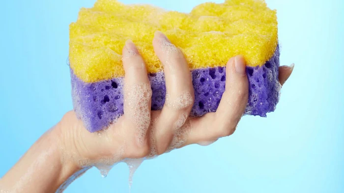 Скрытая угроза в ванной: врач рассказал, как часто нужно менять мочалку