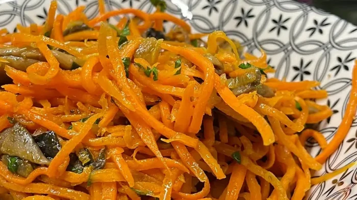 Ярко и вкусно: салат с корейской морковью и грибами