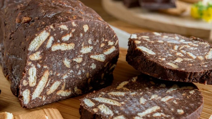 Вкусно как в детстве: простой рецепт сладкой шоколадной колбаски