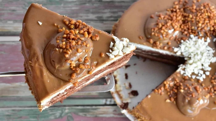 Самый вкусный бисквитный торт со сгущенкой: готовим десерт за 15 минут