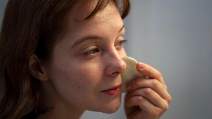 «Подтяжка» лица дома: 7 привычек, которые уменьшат щеки и сделают лицо худее