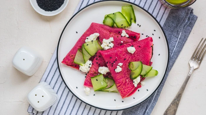 Свекольные блинчики с творожной начинкой: рецепт эффектной закуски