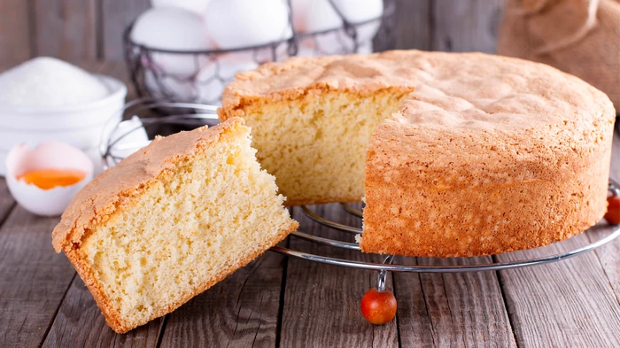 Простой и вкусный бисквит на кипятке: рецепт, который всегда удается