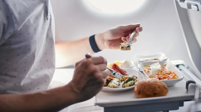 Эксперт рассказала, что ни в коем случае не стоит есть перед перелетом Эксперт рассказала, что ни в коем случае не стоит есть перед перелетом