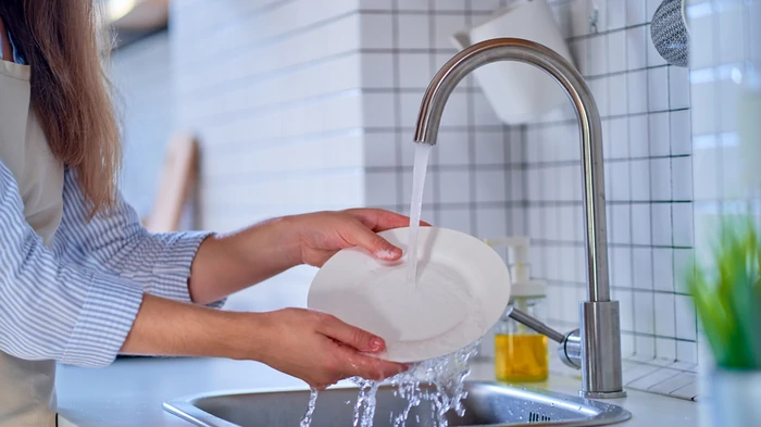 Какие правила нужно соблюдать во время мытья посуды: пять типичных ошибок