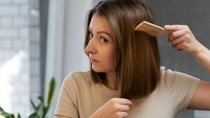 Болят волосы при расчесывании? Дерматолог объяснила, у кого может быть странный синдром