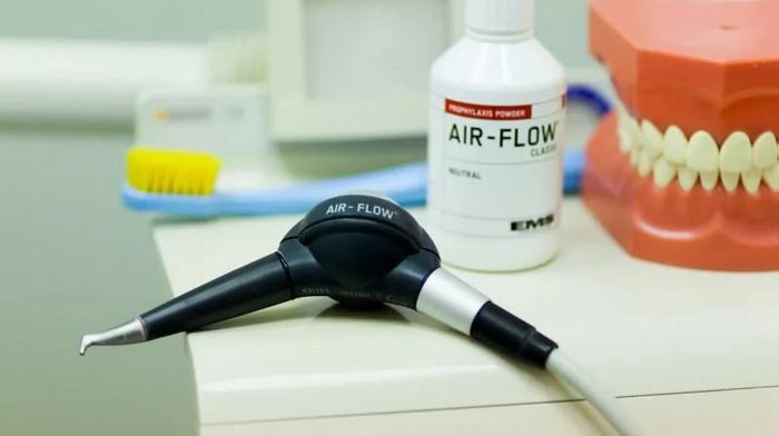 Ультразвуковая чистка зубов Airflow: что нужно знать