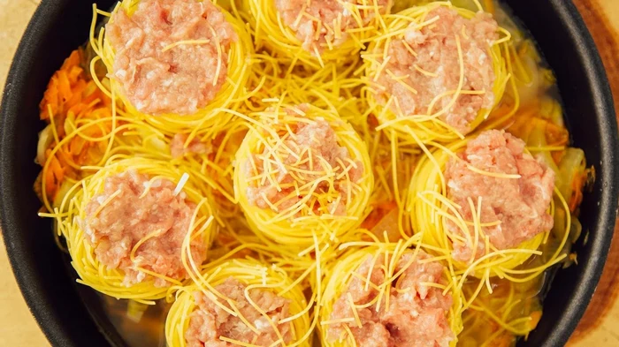 Как приготовить гнезда из макарон с фаршем на сковороде