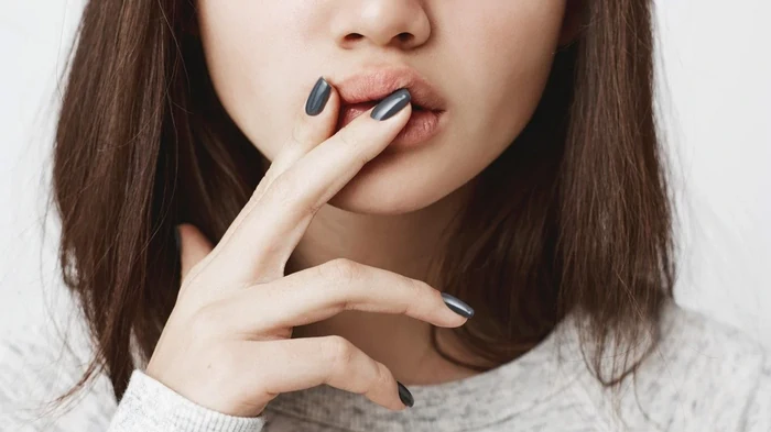 На какие болезни может указывать сухость губ: объяснение врачей На какие болезни может указывать сухость губ: объяснение врачей