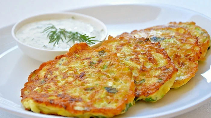 Вмиг сметут со стола: пышные кабачковые оладьи — вкус лета