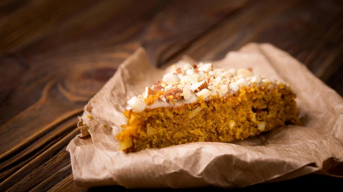 Десерт для любителей орехов: как приготовить влажный и нежный кекс без хлопот