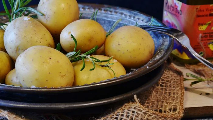 Интересный лайфхак: как почистить молодой картофель за 5 минут Интересный лайфхак: как почистить молодой картофель за 5 минут