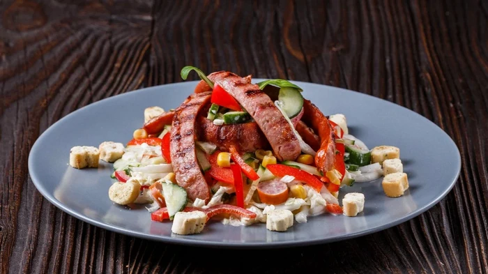 Салат с охотничьими колбасками: интересный и бюджетный рецепт