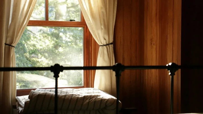 Какие цвета штор не подходят для спальной комнаты: будут мешать высыпаться