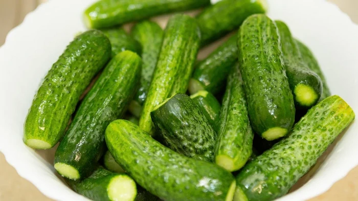 Как приготовить малосольные огурцы горячим способом