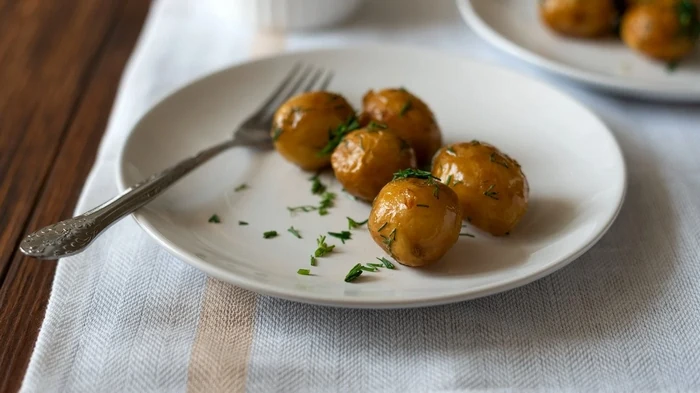 Молодой картофель в медово-соевом соусе: рецепт необычного гарнира Молодой картофель в медово-соевом соусе: рецепт необычного гарнира