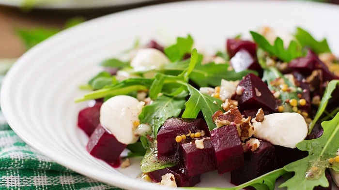 Салат со свеклой моцареллой и рукколой: рецепт полезного блюда Салат со свеклой моцареллой и рукколой: рецепт полезного блюда